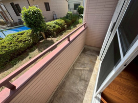 暖かな日差しのふりそそぐバルコニー