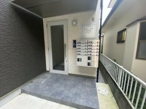 ジーメゾン大宮日進イーストのエントランス