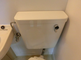 落ち着いた色調のトイレです