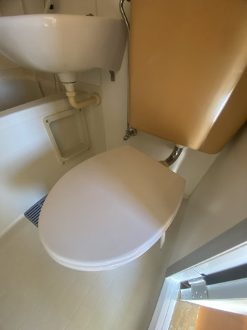 落ち着いた色調のトイレです