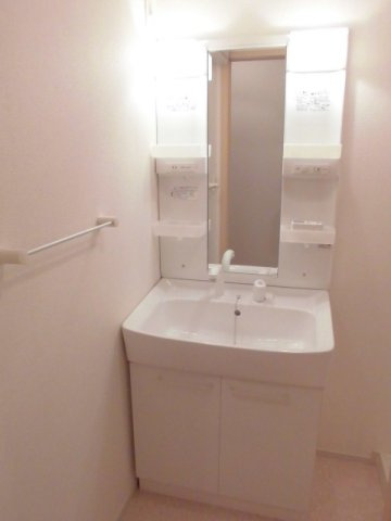 ゆったりとスペースのある洗面所