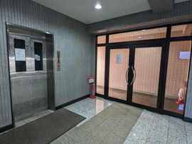 落ち着いたエントランスです