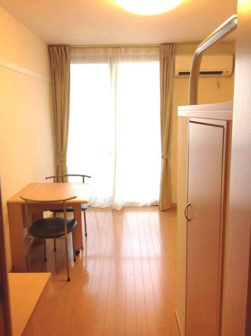 落ち着いた色調の寝室です