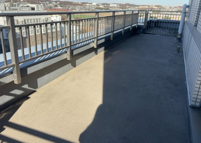 【バルコニー】 | 小田急コアロード相模原Ⅱ | バルコニーは、室外の専用スペースのうち、「屋根がなく開放された空間」であるものを指します。ベランダより広いタイプのものが多く、日当たりもよいため家庭菜園などを楽しみたい人にとって適した環境となります。