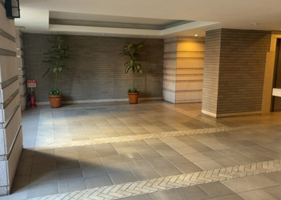 【ロビー】 | 小田急コアロード相模原Ⅱ | ラウンジは、マンションの共用スペースに椅子やテーブルなどを配置した利用者が寛げる空間です。屋内型ラウンジと屋外型ラウンジがあります。共用部分の管理状況と合わせて、詳細については現地でご確認ください。