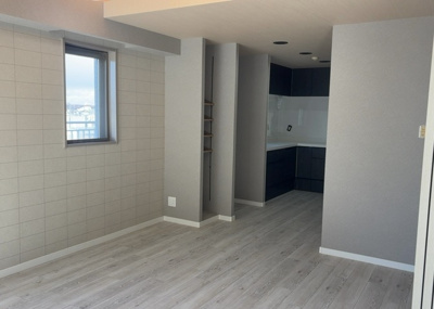 【キッチン】 | 小田急コアロード相模原Ⅱ | L型アイランドタイプは、キッチンからダイニングにもリビングにも目が行き届くので、とても使いやすい配置です。L字型独立タイプは、キッチンを独立させてるためLDKというよりもLDといった様なイメージです。