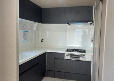 【キッチン】 | 小田急コアロード相模原Ⅱ | 標準的なシステムキッチンの横幅は、165cm～300cm程度です。2100・2400・2550・2700などミリ単位で表記されます。普段どのように料理をするのかを想定しながら合ったサイズを選びましょう