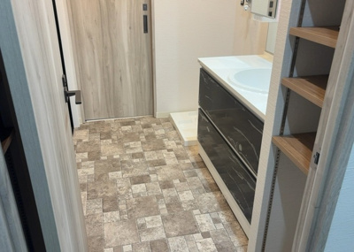 【脱衣所】 | 小田急コアロード相模原Ⅱ | 洗面脱衣所は「体を綺麗に整える場所」という目的と役割を持っています。そして便利で使い勝手のいい「体を綺麗に整える場所」にするためには、配置や動線、照明や収納計画をしっかりと検討しておく必要があります。