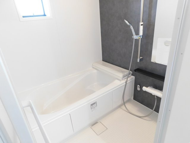 名古屋市西区児玉２丁目の新築一戸建の浴室|◇浴室◇　　システムバス（ＬＩＸＩＬ）・浴室暖房乾燥機・保温浴槽・エコベンチ浴槽・追い焚き機能・スライドバーシャワー・キレイサーモフロア・オートバス・バリアフリーバス・浴室窓あり