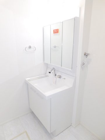 名古屋市西区児玉２丁目の新築一戸建の独立洗面台|◇洗面室◇　　三面鏡シャワードレッサー♪　床下収納完備