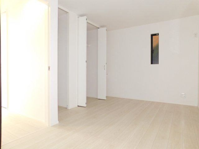 名古屋市西区児玉２丁目の新築一戸建の洋室|◇１階洋室◇　　広い洋室７．３帖　収納＆カウンター完備♪