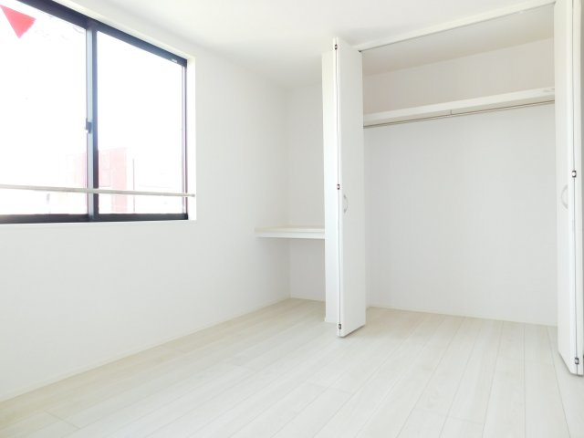 名古屋市西区児玉２丁目の新築一戸建の洋室|◇３階洋室◇　　２面採光で明るい洋室６．１帖　収納＆カウンター完備♪