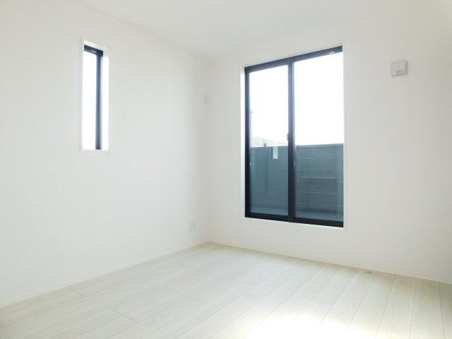 名古屋市西区児玉２丁目の新築一戸建の洋室|◇３階洋室◇　　南面を含む２面採光で明るい洋室５．４帖　収納＆カウンター完備♪　バルコニー付き♪