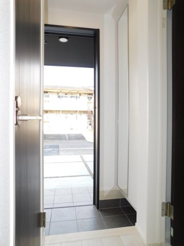 名古屋市西区児玉２丁目の新築一戸建の玄関|◇玄関収納◇　　家族の履物がしっかり収納でき、玄関がスッキリと片付きます♪　