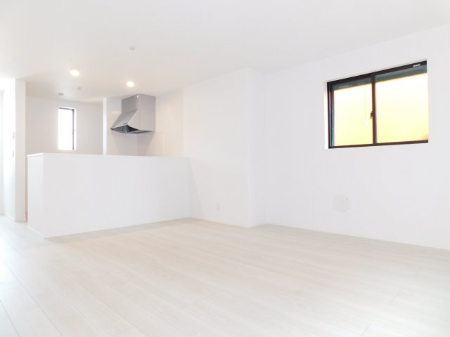 名古屋市西区児玉２丁目の新築一戸建の居間・リビング|◇リビング◇　　南面を含む３面採光で明るいリビング１６．５帖　リビングが見渡せる対面キッチン♪　あったか床暖房完備！！