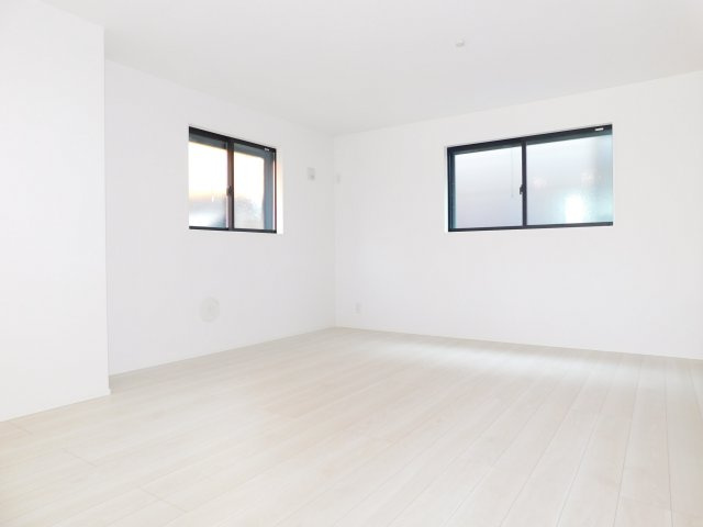 名古屋市西区児玉２丁目の新築一戸建の居間・リビング|◇リビング◇　　南面を含む３面採光で明るいリビング１６．５帖　レイアウトしやすいワイドなＬＤＫ♪　あったか床暖房完備！！