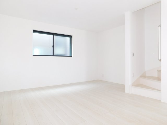 名古屋市西区児玉２丁目の新築一戸建の居間・リビング|◇リビング◇　　南面を含む３面採光で明るいリビング１６．５帖　家族のコミュニケーションの機会が増えるリビング階段♪