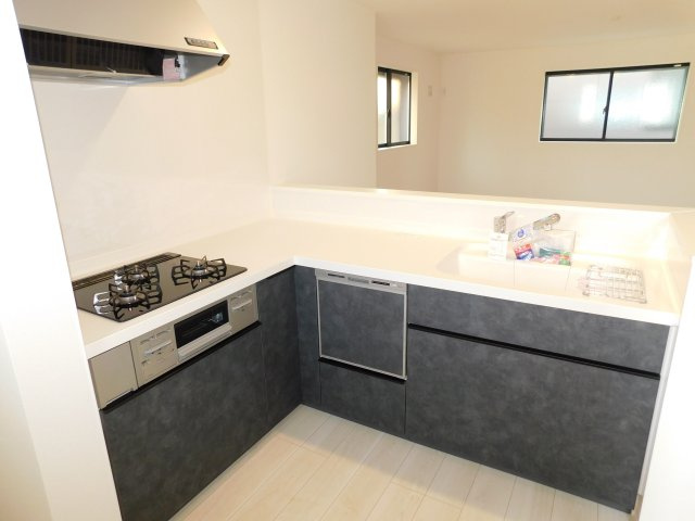 名古屋市西区児玉２丁目の新築一戸建のキッチン|◇キッチン◇　　対面式L型キッチン・人造大理石カウンター・お手入れらくらくシンク・浄水器一体型水栓・Sｉセンサーコンロ（３口）・食器洗浄乾燥機・ソフトモーションレール