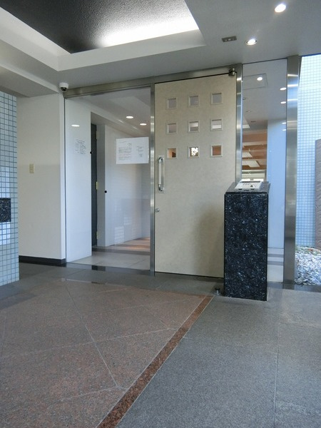 清潔なエントランスです