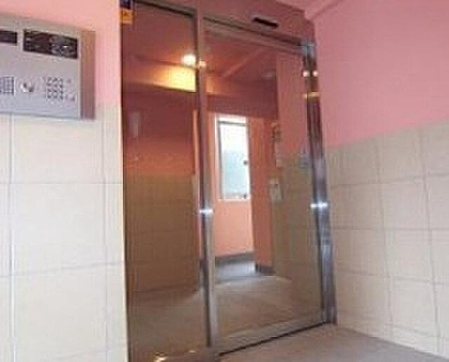 新宿区西落合１丁目の賃貸マンションのエントランス