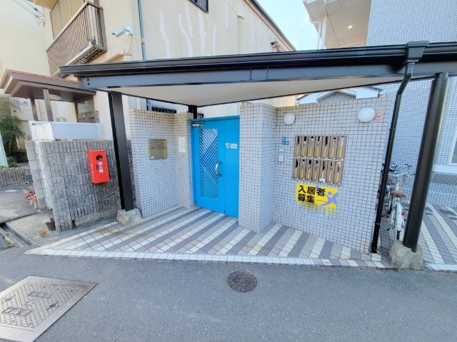 シティパレス生駒東松ヶ丘P-2のエントランス