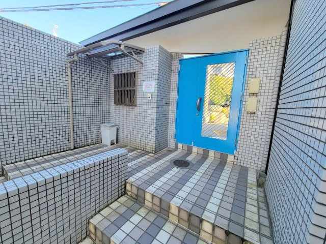 シティパレス生駒東松ヶ丘P-2のエントランス