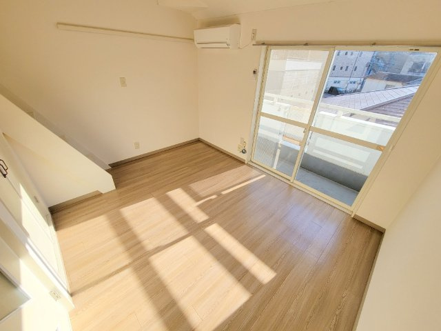 シティパレス生駒東松ヶ丘P-2の居間・リビング