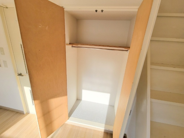 シティパレス生駒東松ヶ丘P-2の収納