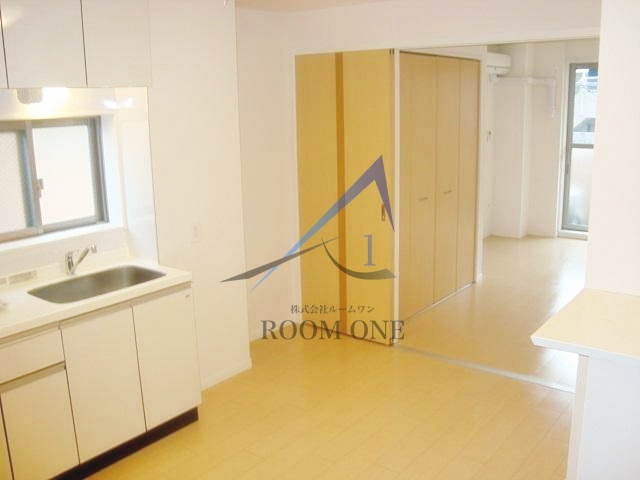 クレッセントコートの居間・リビング|洋室のお部屋です。