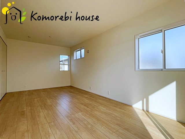 蓮田市西城1丁目　新築一戸建て　ブルーミングガーデン　01の居間・リビング|高性能窓と断熱材を採用したLDKで、冷暖房効率アップ。家族が集まる時間も快適に過ごせるリビングです。