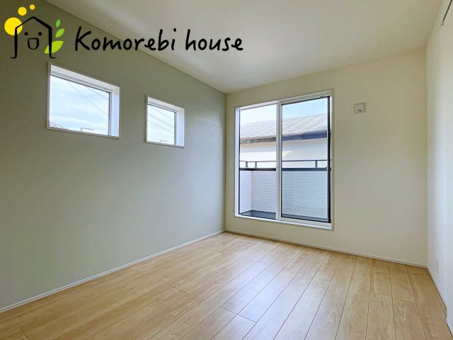 蓮田市西城1丁目　新築一戸建て　ブルーミングガーデン　01の洋室|明るい光が差し込む洋室は、寝室・子ども部屋・ワークスペースなど多用途に使える自由度の高い空間。家具の配置もしやすく、暮らしに合わせて柔軟に活用できます。