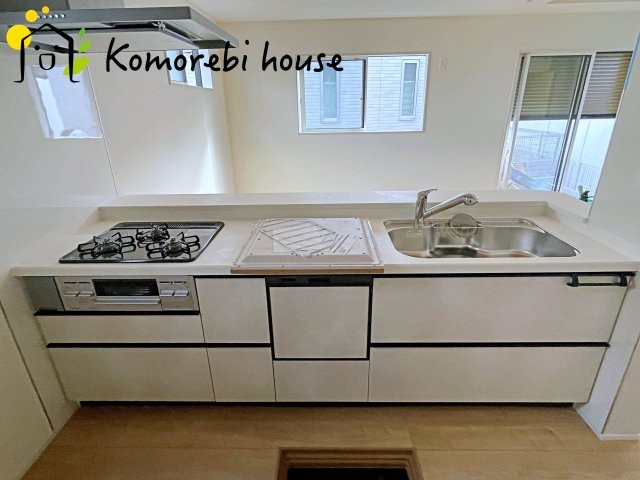 蓮田市西城1丁目　新築一戸建て　ブルーミングガーデン　01のキッチン|食洗機や浄水器を備えた多機能キッチン。広がりある空間で、家族と会話を楽しみながら料理ができるカウンターキッチンです。