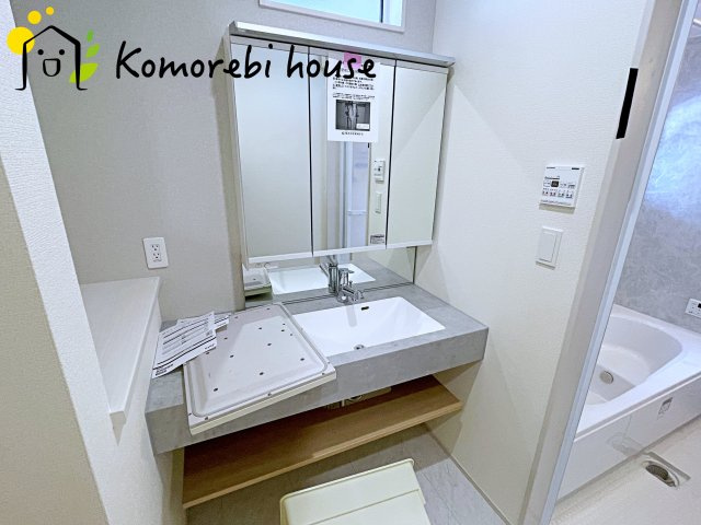 蓮田市西城1丁目　新築一戸建て　ブルーミングガーデン　01の独立洗面台|三面鏡の裏にたっぷりと収納スペースを確保した機能的な洗面台。身支度のしやすさと実用性を兼ね備え、朝の忙しい時間をさりげなくサポートします。