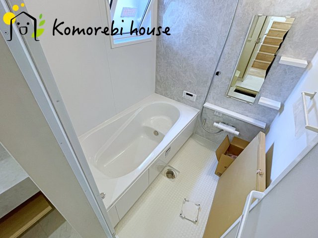 蓮田市西城1丁目　新築一戸建て　ブルーミングガーデン　01の浴室|暖房・乾燥・換気が一体になった多機能浴室で、一年を通して快適に使えるのが魅力。冬は暖房であたたかく、雨の日は乾燥が洗濯物をしっかり乾かしてくれます。