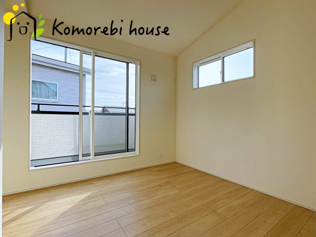 蓮田市西城1丁目　新築一戸建て　ブルーミングガーデン　01の寝室|一日の疲れをゆっくり癒せる主寝室は、ベッドを置いてもゆとりある広さが魅力。収納完備で衣類もスッキリ収まり、静かで落ち着いた空間が快適な眠りをサポートします。