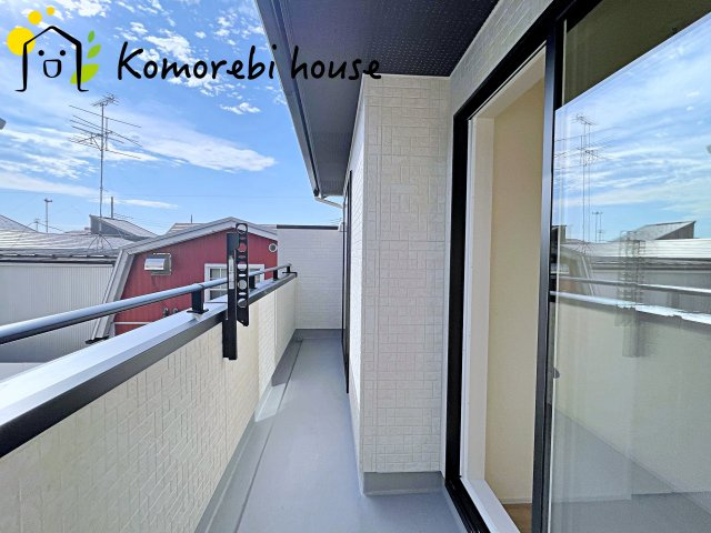 蓮田市西城1丁目　新築一戸建て　ブルーミングガーデン　01のバルコニー|南向きのバルコニーは一日を通して陽当たりがよく、洗濯物もふっくら乾きます。家族の生活リズムに寄り添う、明るく使いやすいスペースです。