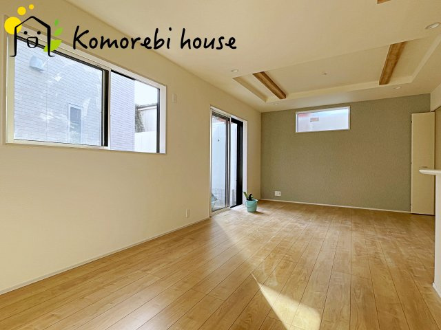 蓮田市西城1丁目　新築一戸建て　ブルーミングガーデン　01の子供部屋|日当たりがよく、机に向かう時間も自然とはかどる子ども部屋。寝る・学ぶ・遊ぶがコンパクトにまとまり、毎日の“小さな成長”を見守る空間です。