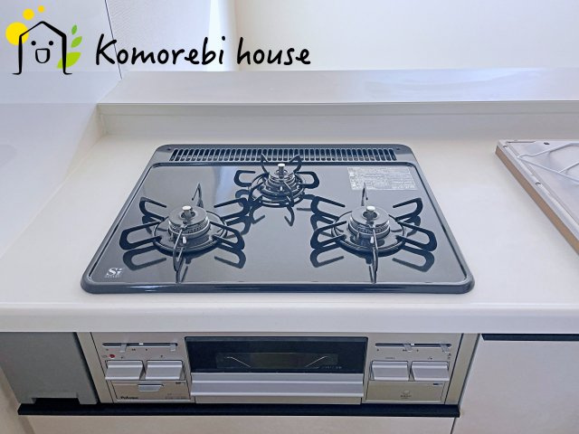 蓮田市西城1丁目　新築一戸建て　ブルーミングガーデン　01のキッチン|同時調理が叶う3口コンロと便利なグリル付き。忙しい朝のお弁当作りも、夕食の複数メニューもスムーズにこなせる頼れる設備です。