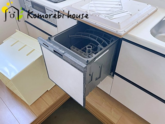 蓮田市西城1丁目　新築一戸建て　ブルーミングガーデン　01のキッチン|忙しい毎日の食後も、食器洗いは食洗器におまかせ。家族が食事を楽しんでいる間に、洗浄・乾燥まで完了するから、片付けのストレスを減らしてリビングでの団らん時間をゆったり過ごせます。