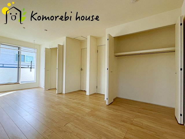 蓮田市西城1丁目　新築一戸建て　ブルーミングガーデン　01の居間・リビング|横長LDKは家具配置も自由で開放感あり。家族のライフスタイルに合わせた快適な暮らしを叶えます。