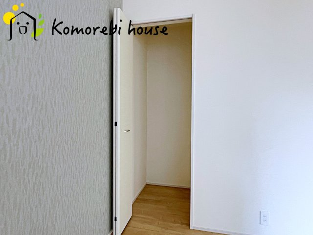 蓮田市西城1丁目　新築一戸建て　ブルーミングガーデン　01の収納|パントリーや収納付きで、キッチン周りがいつもスッキリ。家事の効率もアップする便利な空間です。