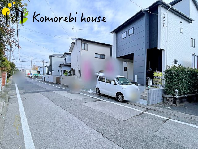 蓮田市西城1丁目　新築一戸建て　ブルーミングガーデン　01の前面道路含む現地写真|前面道路は幅員ゆったりで車の出し入れもスムーズ。静かな住宅街に建つ新築戸建てです。