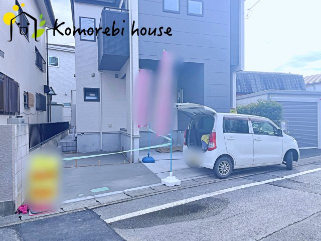 蓮田市西城1丁目　新築一戸建て　ブルーミングガーデン　01の駐車場|並列2台駐車が可能なゆとりあるスペース。来客時や将来車が増えても安心の使い勝手です。