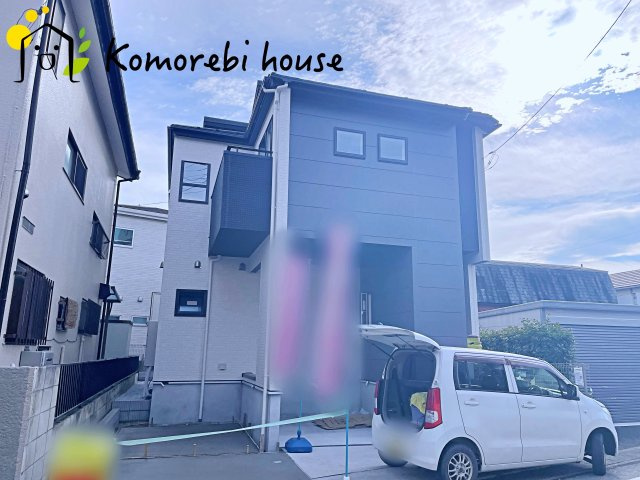 蓮田市西城1丁目　新築一戸建て　ブルーミングガーデン　01の外観|モノトーンの外観は、洗練されたデザインと落ち着きのある雰囲気を両立。シンプルだからこそ、日々の暮らしの中で光や影が美しく映え、住む人の心に安らぎをもたらします。