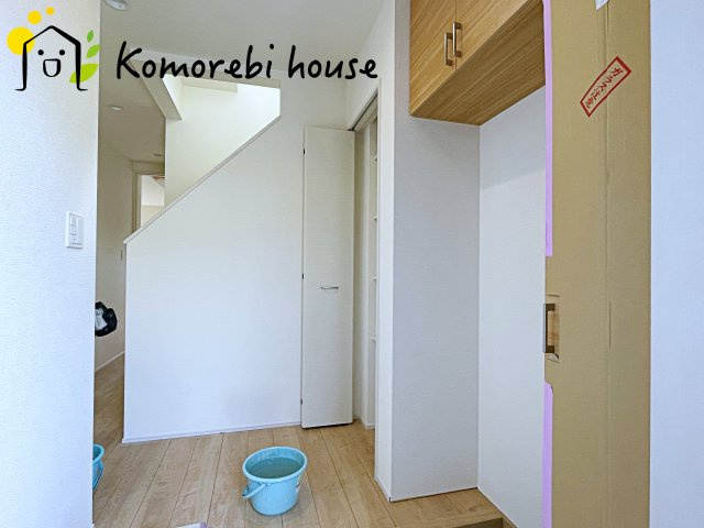 蓮田市西城1丁目　新築一戸建て　ブルーミングガーデン　01の玄関|明るく使いやすい玄関で、家族の生活をスムーズに。収納や導線も配慮された万能空間です。