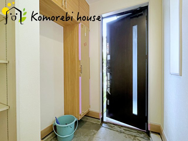 蓮田市西城1丁目　新築一戸建て　ブルーミングガーデン　01の玄関|玄関から快適な生活が始まる。収納・導線・使い勝手に配慮された、家族に優しい設計です。