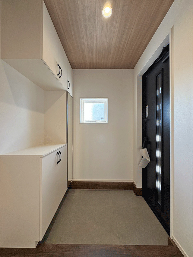 テイラーハウス利府町加瀬字十三本塚の玄関