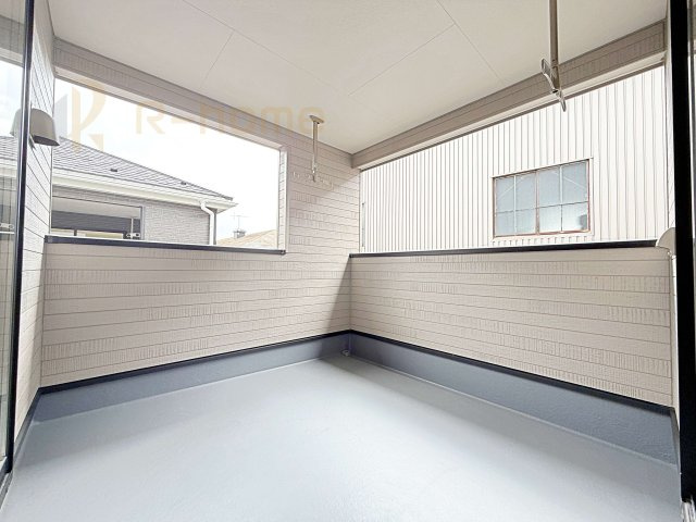 常総市水海道天満町第3　新築戸建て　1号棟のバルコニー|急な雨でも安心のインナーバルコニー♪忙しいご夫婦も大満足♪