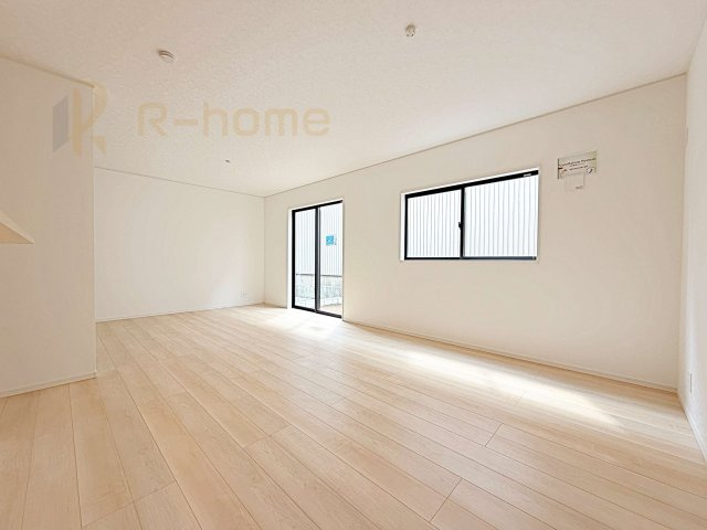 常総市水海道天満町第3　新築戸建て　1号棟の居間・リビング|広々とした余裕のあるリビングです♪大きな窓からは自然光が届きます。