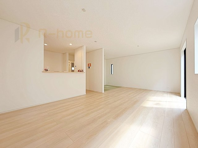 常総市水海道天満町第3　新築戸建て　1号棟の居間・リビング|広くて明るいＬＤＫ♪ ゆったりくつろげるリビングスペースで、ご家族皆様の笑顔が溢れます。